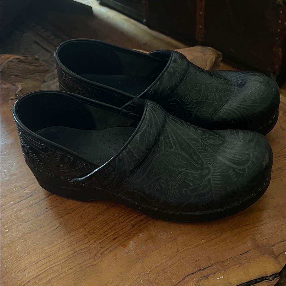 Elegant Black Embossed Women’s Clogs